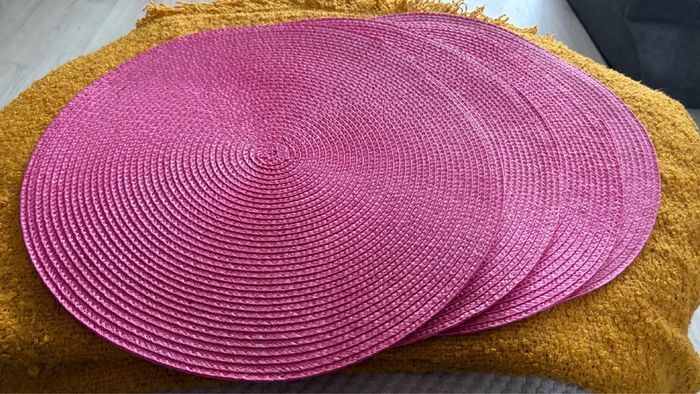 4 pink round woven placemats
