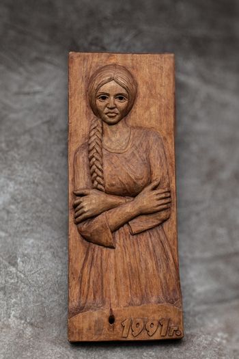 Sculptures, portraits made of wood.