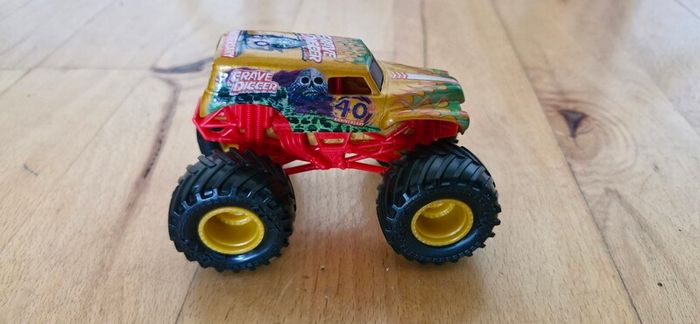 Monster Jam Garage Playset