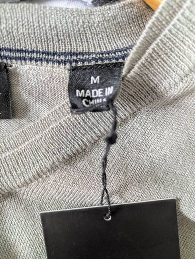 Men's DKNY v-neck jumper brand new