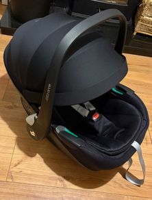 Maxi Cosi pebble 360 car seat and isofix base