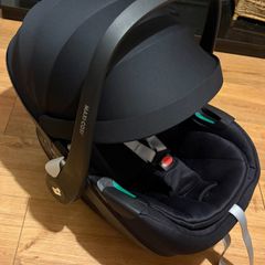 Maxi Cosi pebble 360 car seat and isofix base