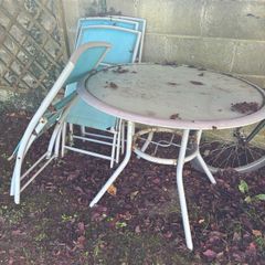 garden table and chairs