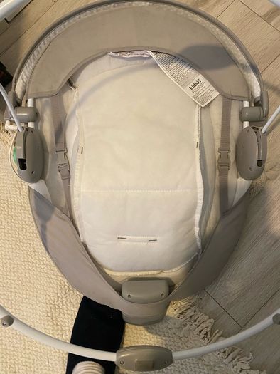 baby chair vibrates and play music with neon lights it's just like new