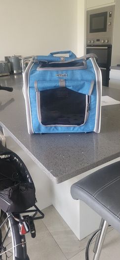 dog carrier, never used. can be attached to bicycle or used ss a back or front carrier. never used. 20 euro.