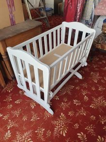 "Gliding" crib