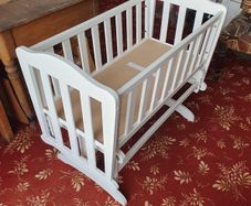 "Gliding" crib