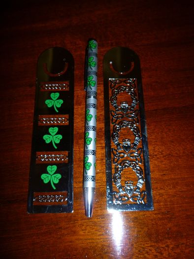 Book Mark x 2 & Pen Biro Set Celtic Claddagh Design New Immaculate.