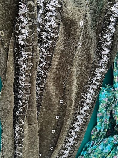 Hanger Organiser multi use - Scarf, Belt, Jewellery- Soft Green Brand New With 6 Scarves / shawls In Mint Condition.  (6)