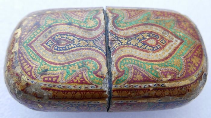 Vintage handmade hand-painted papier-mache  box. India. Kashmir Rare  Box