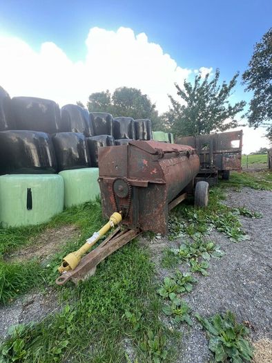 Major muck/dung spreader working 100 percent