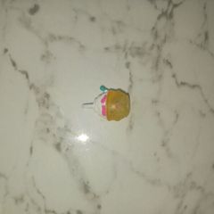 shopkins - scoops two season 3 charm, face rubbed off