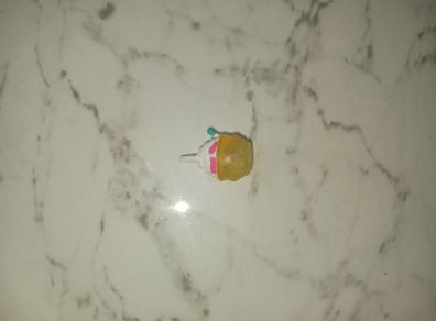 shopkins - scoops two season 3 charm, face rubbed off