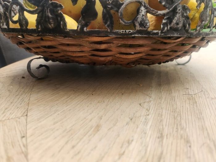 Large very realistic fruit bowl