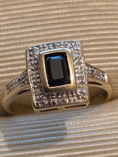 9ct Gold and Sapphire Ring