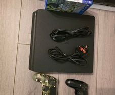PS4 Slim 500GB + 2 Controllers + 4 FIFA Games