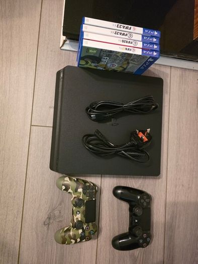 PS4 Slim 500GB + 2 Controllers + 4 FIFA Games