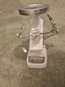 Soldering stand with magnification