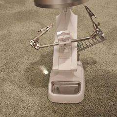 Soldering stand with magnification