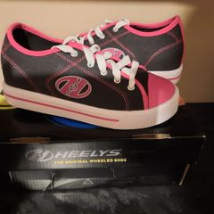 (size 2) Brand New Heeleys