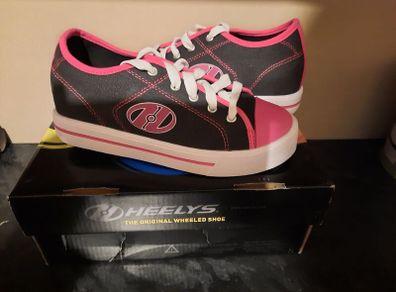 (size 2) Brand New Heeleys
