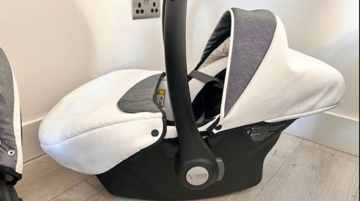 Verdi baby carseat, carrycot and versatile pushchair seat
