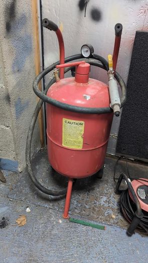10 Gallon Mobile Sandblasting Pot