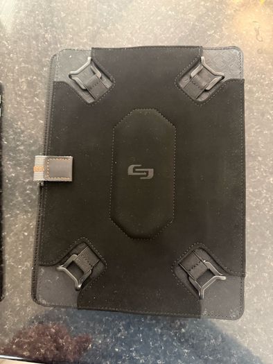 Apple iPad 5th Generation 32GB WiFi Case Included