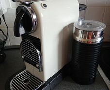Nespresso Citiz capsule coffee machine & Milk frother