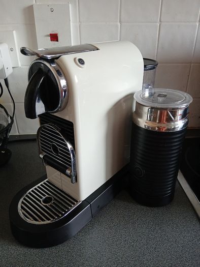 Nespresso Citiz capsule coffee machine & Milk frother