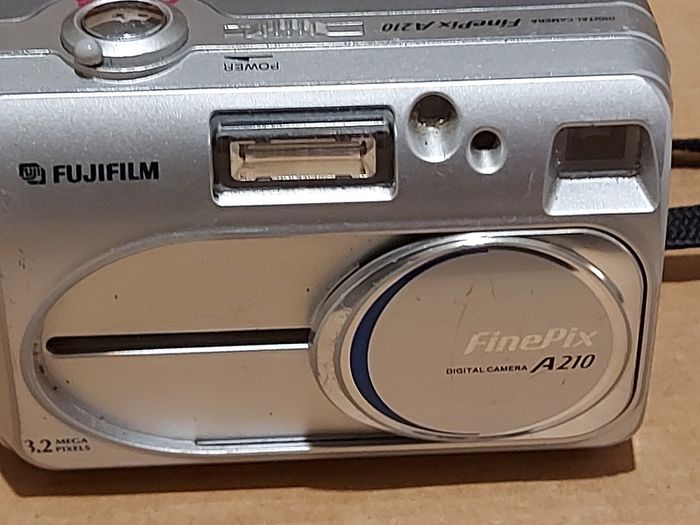 FujiFilm Finepix A210 Digital Camera 3.2MP 2AA Batteries SD Card