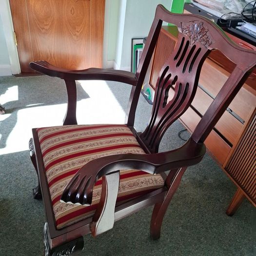 Hand carved Mahogany dinning table with 6 chairs