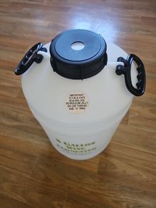 Wine making fermenter. With bung and airlock . for 5 gal wine and beer kits