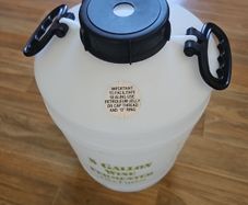 Wine making fermenter. With bung and airlock . for 5 gal wine and beer kits