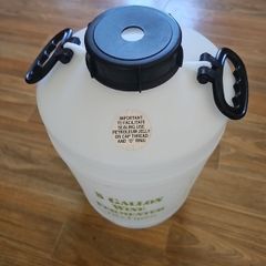 Wine making fermenter. With bung and airlock . for 5 gal wine and beer kits