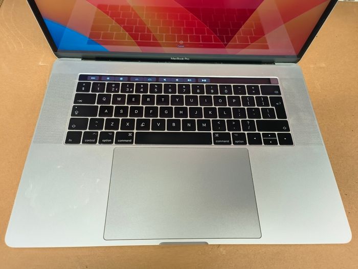 Touch Bar Apple MacBook Pro 15 A1707 (2017) 15.4'' Intel i7 @ 2.80 GHz 512GB SSD 16GB RAM Space Grey (Battery Cycle: 839)