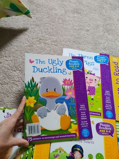 early reader books bundle of 5 books level 1 & 2 plus Write and Wipe  phonics book