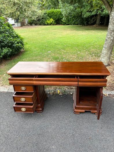 Dressing table