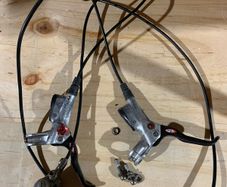 Avid carbon bike hydraulic brakes