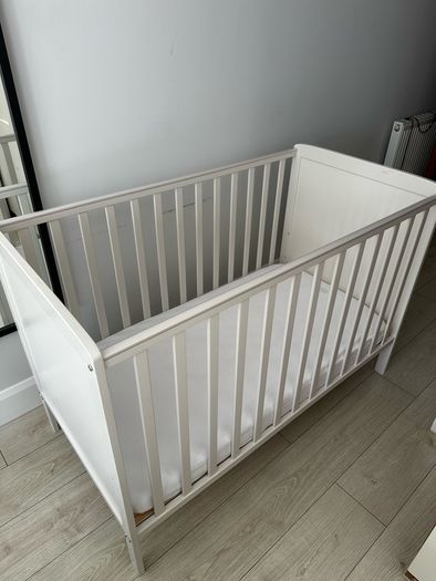 baby cot with mattress