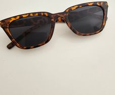 Cat eye tortishell wayfarer sunglasses