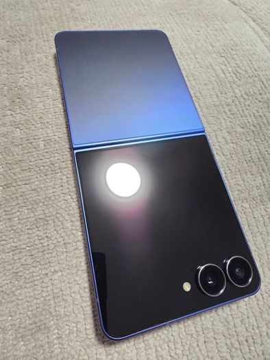 Samsung Galaxy Z Flip 7 512GB - Like New, 1 year old - 12 mth Samsung Waranty - Blue color