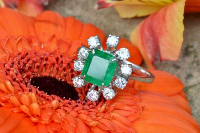 Beautiful 1970s Emerald & Diamond Ring - 18ct White Gold