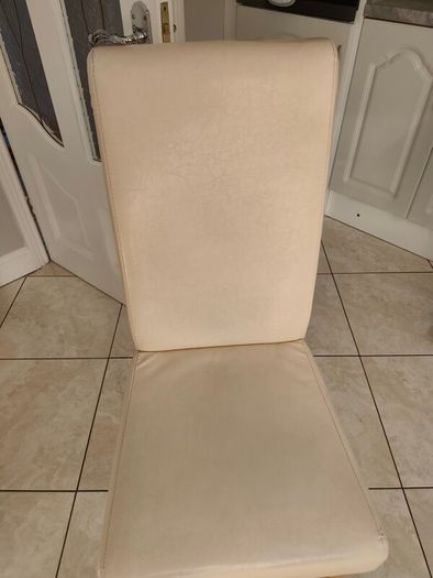 Dining table + 4 Chairs