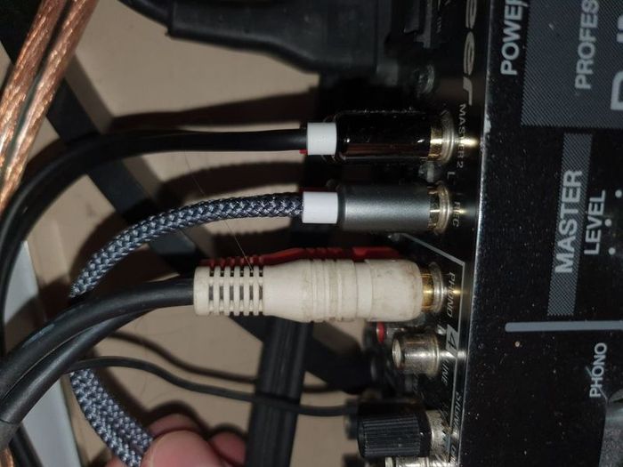 DJ cable adapter for recording mixes or digitising vinyl records on your phone