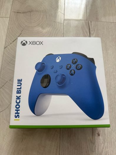 2 xbox controllers
