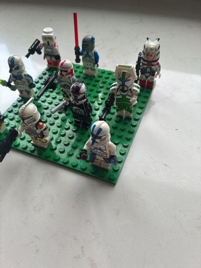 10Lego figures
