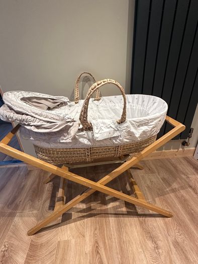 Moses basket with stand