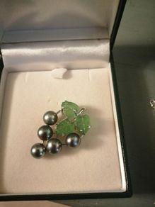 Green leaf and grey pearls rodium plated pendant