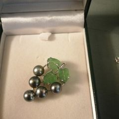 Green leaf and grey pearls rodium plated pendant